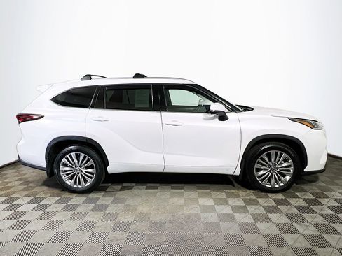 Certified 2024 Toyota Highlander Platinum AWD/4WD image 9