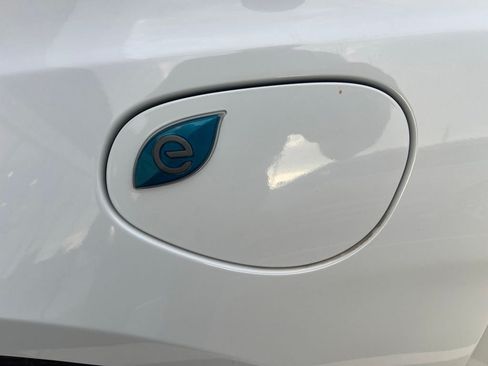 Used 2018 Chrysler Pacifica Limited w/ Advanced Safetytec Group FWD image 4