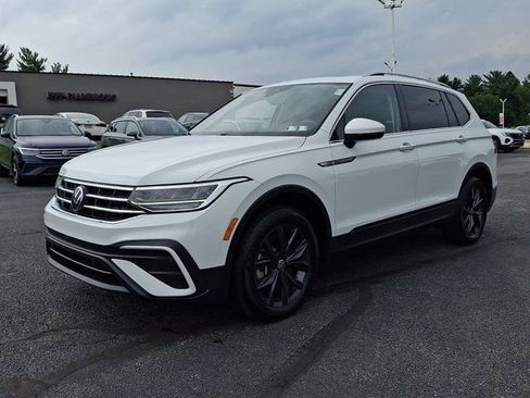 Certified 2024 Volkswagen Tiguan SE w/ Panoramic Sunroof Package AWD/4WD image 3