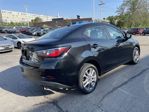 Used 2019 Toyota Yaris LE FWD image 5
