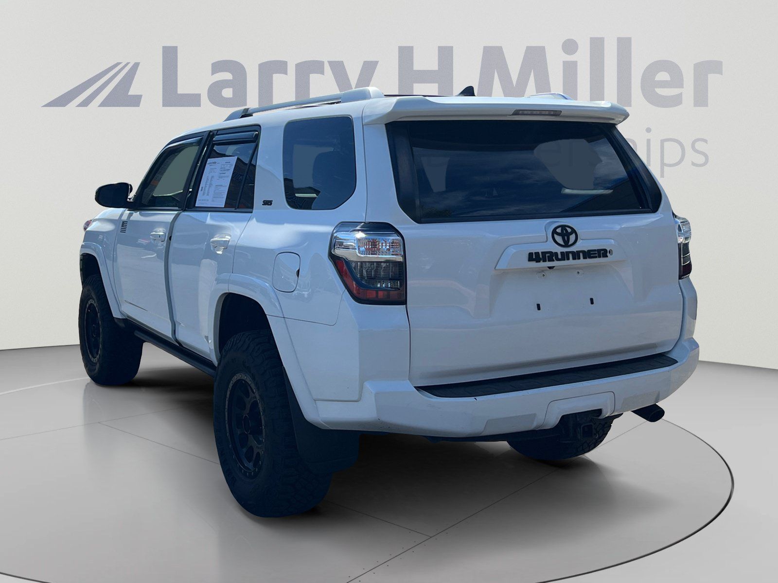 Used 2018 Toyota 4Runner SR5 Premium AWD/4WD image 3