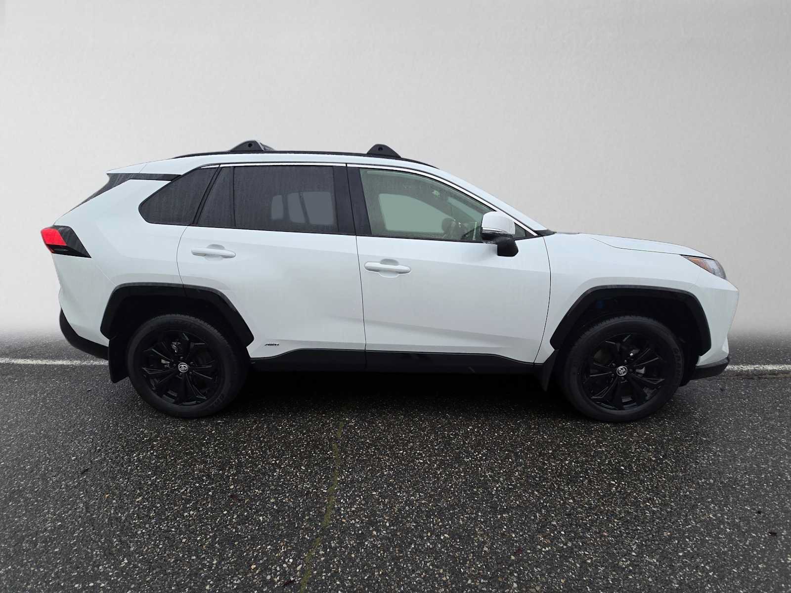 Used 2024 Toyota RAV4 SE w/ Convenience Package AWD/4WD image 2