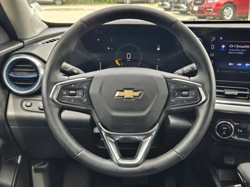 Used 2025 Chevrolet Trax LT w/ LT Convenience Package FWD image 22