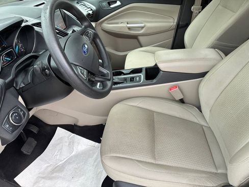 Used 2017 Ford Escape SE w/ Equipment Group 201A FWD image 3