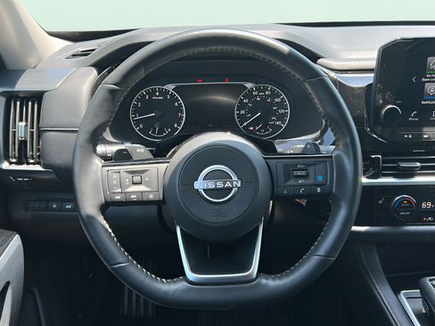 Used 2025 Nissan Pathfinder SL FWD image 19