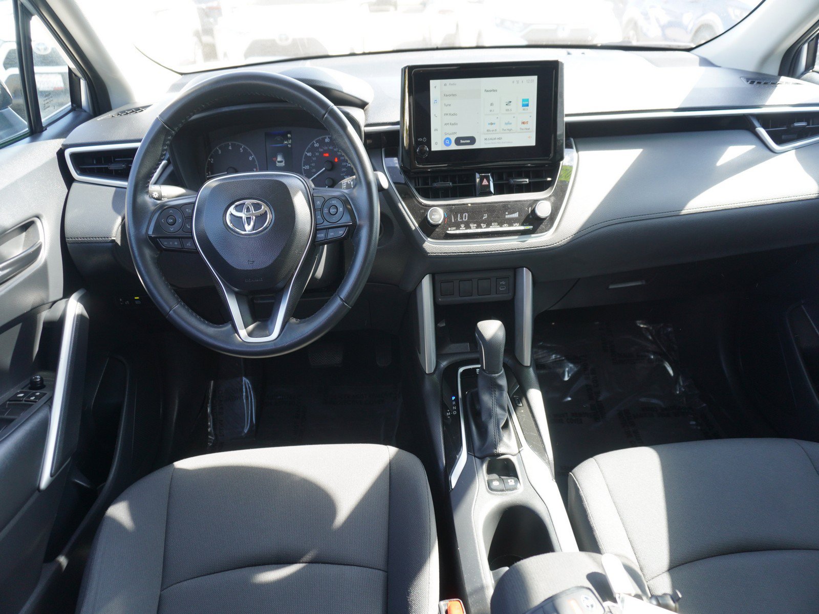 Used 2025 Toyota Corolla Cross LE FWD image 2