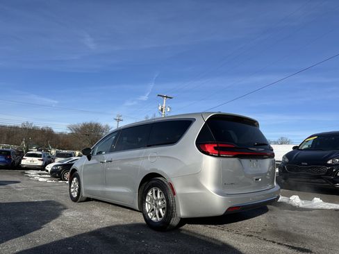 Used 2024 Chrysler Pacifica Touring-L image 8
