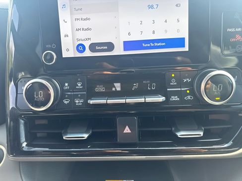Used 2025 Toyota Highlander XLE AWD/4WD image 17