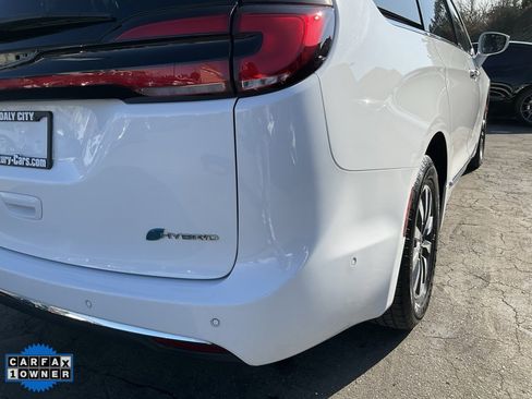 Used 2022 Chrysler Pacifica Limited w/ Uconnect Theater Family Group image 86