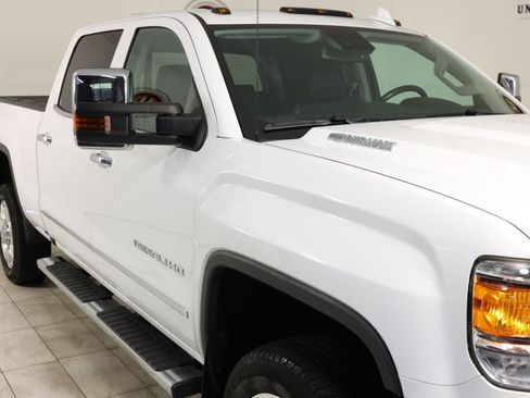 Used 2019 GMC Sierra 2500 Denali w/ Duramax Plus Package AWD/4WD image 38
