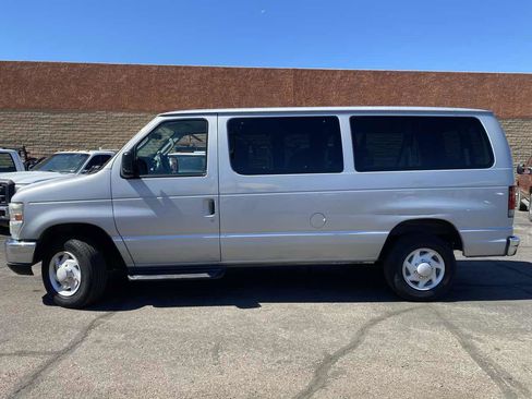 Used 2009 Ford E-350 and Econoline 350 XLT image 2