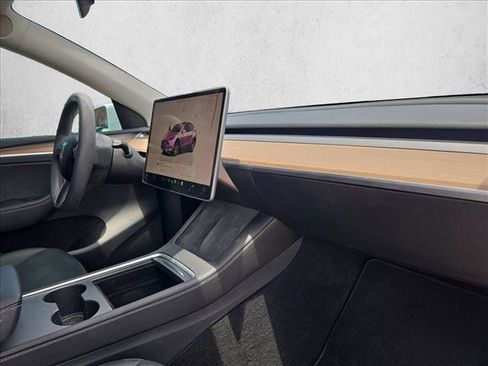 Used 2024 Tesla Model Y 2WD image 21