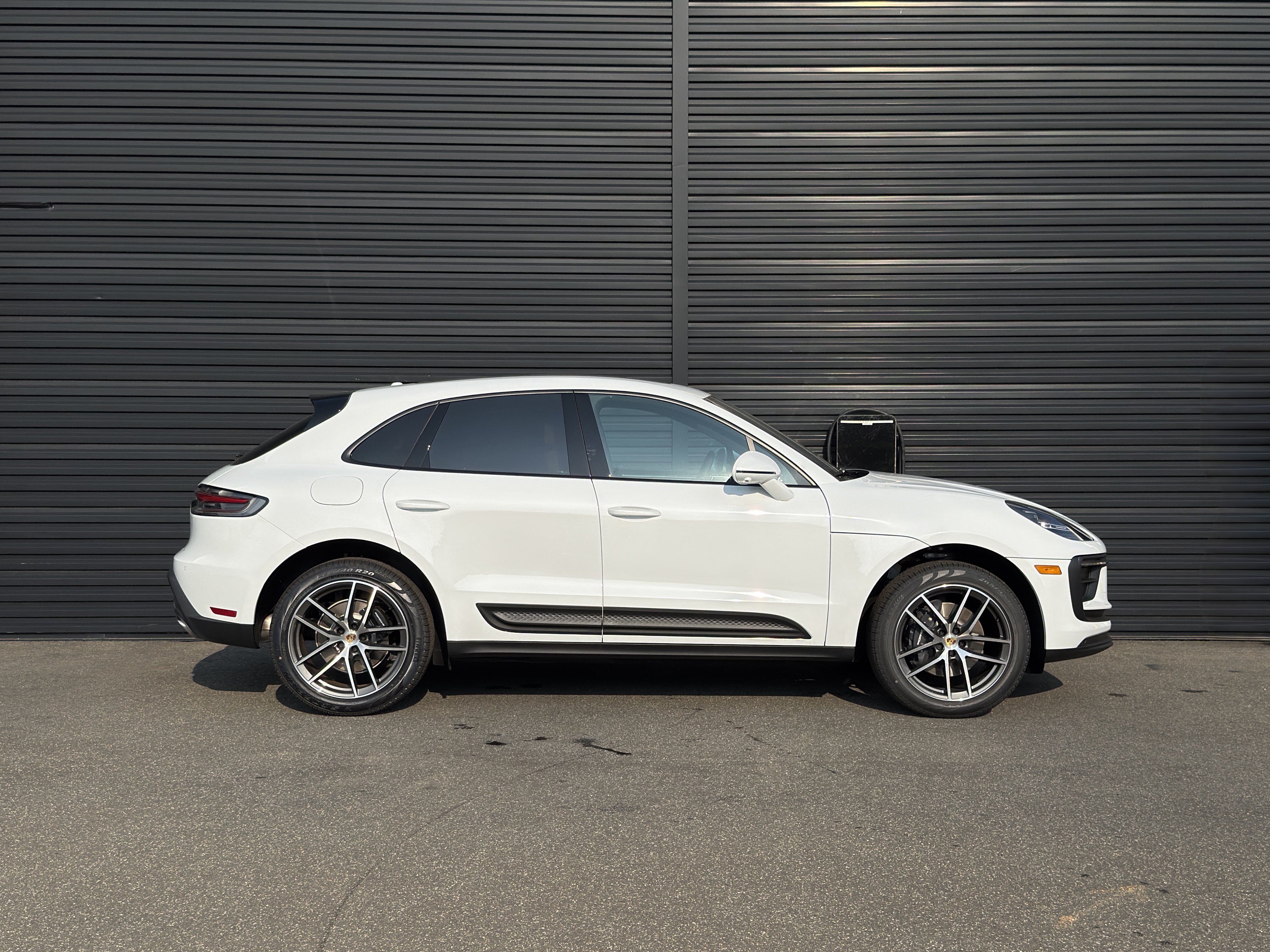 Certified 2025 Porsche Macan AWD/4WD image 9