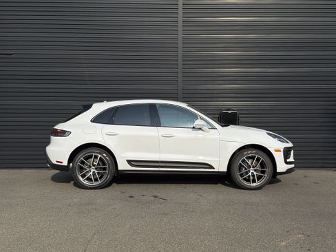 Certified 2025 Porsche Macan AWD/4WD image 9