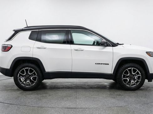 Used 2025 Jeep Compass Trailhawk AWD/4WD image 11