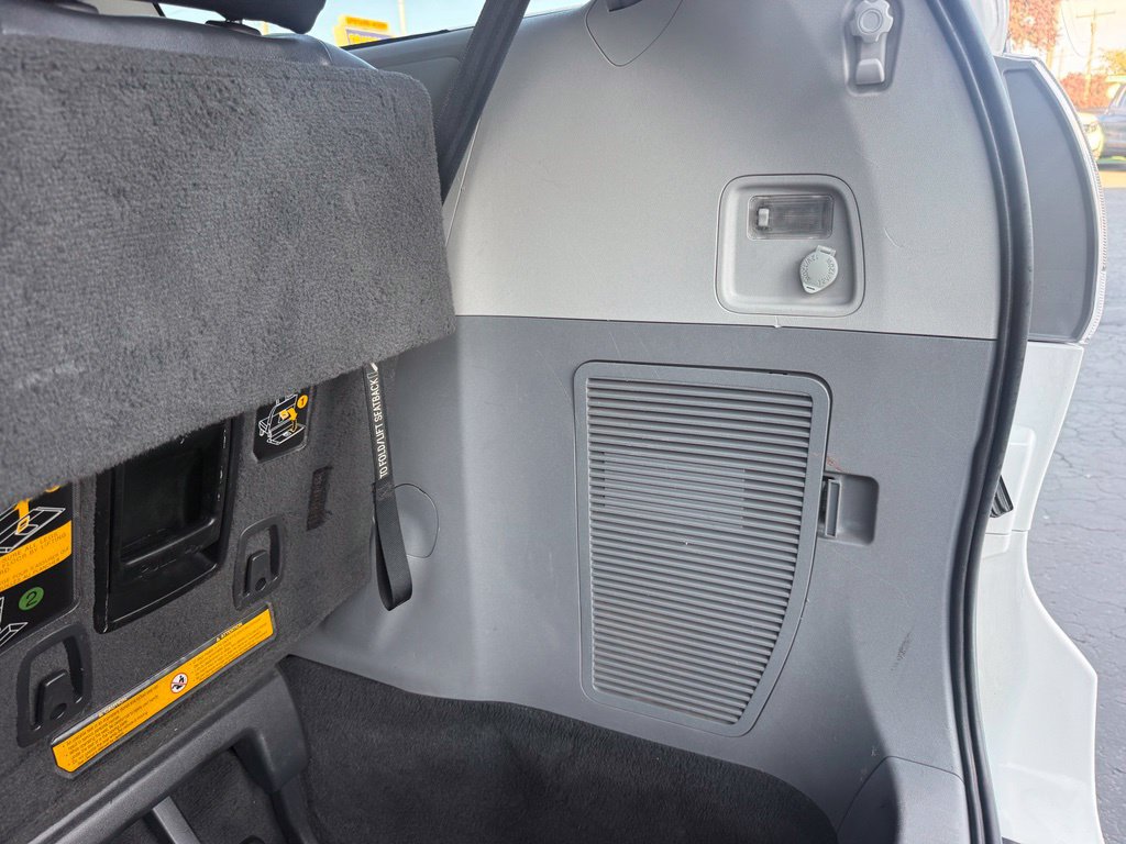 Used 2011 Toyota Sienna SE w/ Preferred Pkg FWD image 18