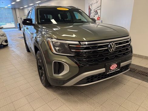 Used 2025 Volkswagen Atlas Peak Edition SE image 3