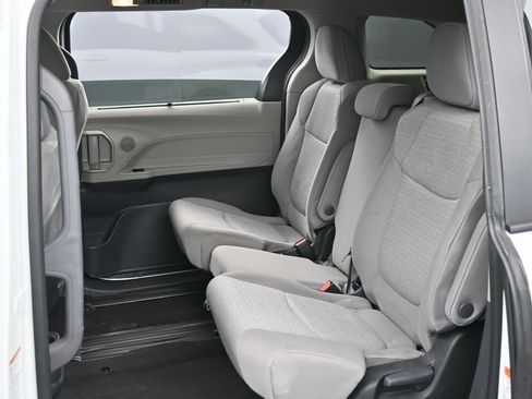 Used 2024 Toyota Sienna LE image 33