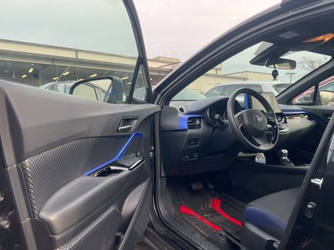 Used 2021 Toyota C-HR XLE image 3