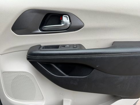 Used 2022 Chrysler Pacifica Touring-L FWD image 12