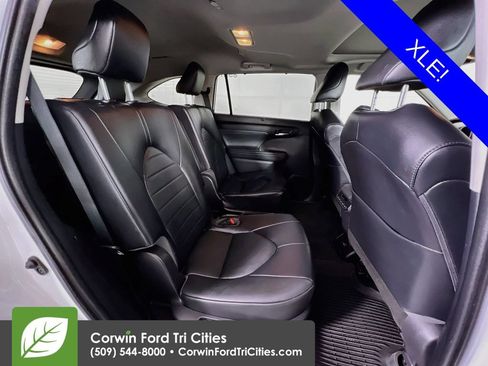 Used 2022 Toyota Highlander XLE AWD/4WD image 17