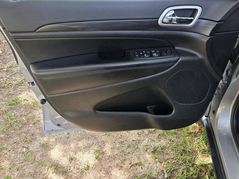 Used 2021 Jeep Grand Cherokee Laredo AWD/4WD image 29