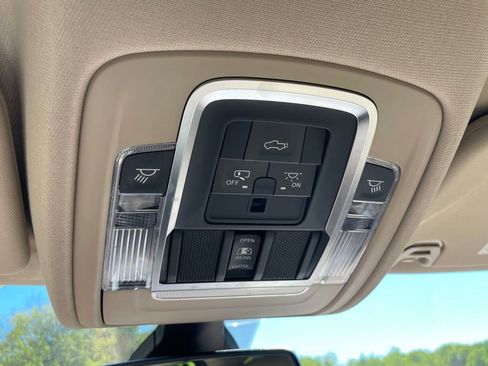 Used 2019 RAM 1500 Laramie AWD/4WD image 17