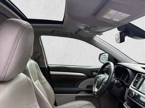 Used 2019 Toyota Highlander XLE image 21