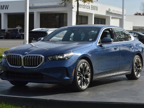 Used 2025 BMW 530i xDrive w/ Premium Package image 7