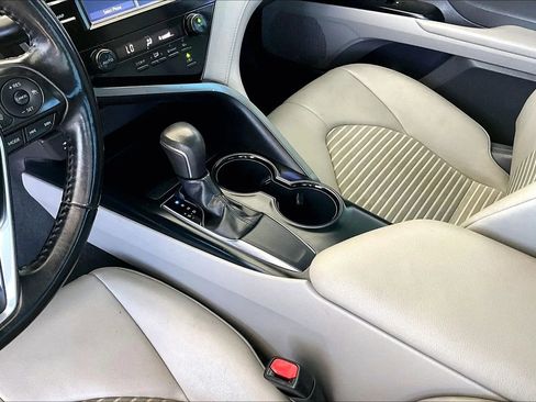 Used 2019 Toyota Camry SE w/ Convenience Package FWD image 15