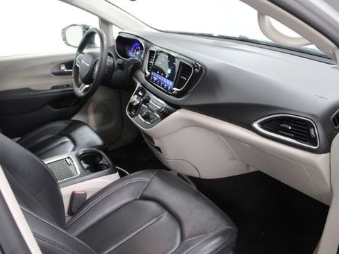 Used 2024 Chrysler Pacifica Touring-L FWD image 27