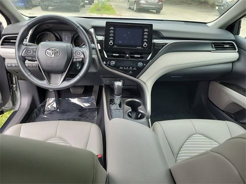 Used 2024 Toyota Camry SE image 9