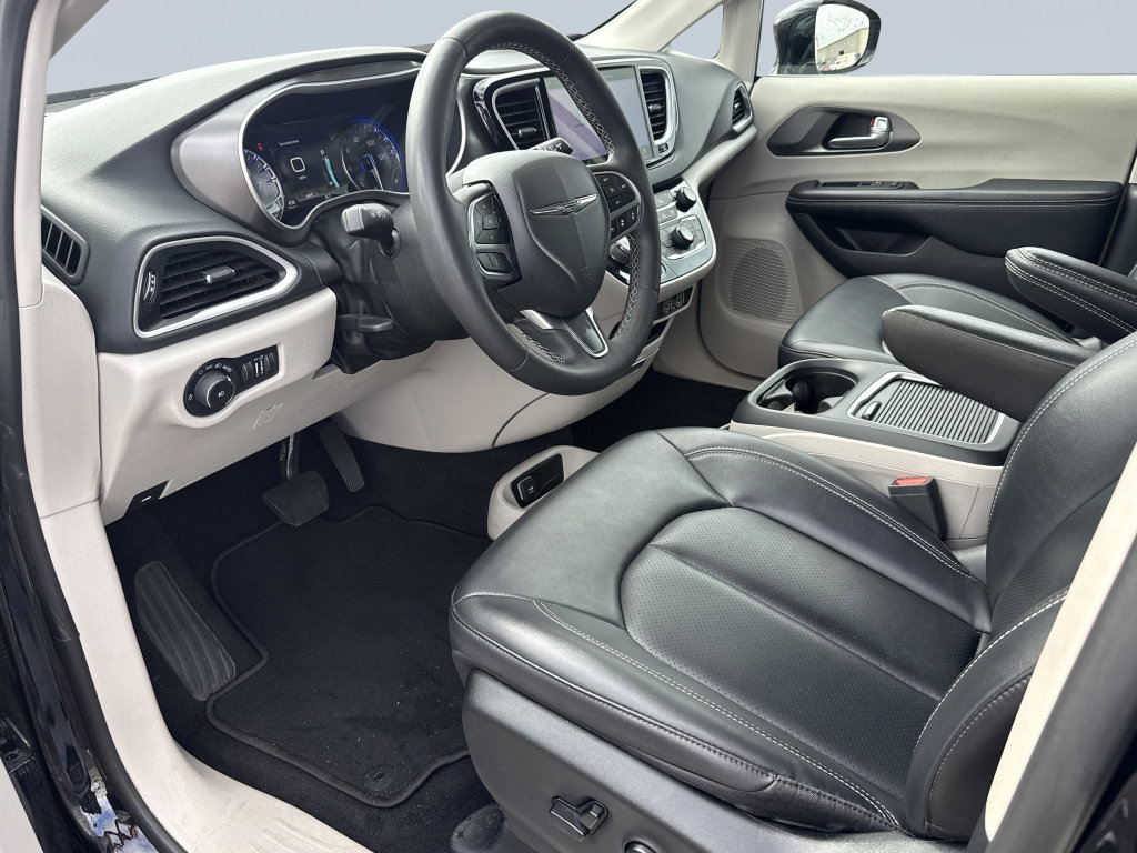 Used 2024 Chrysler Pacifica Touring-L FWD image 10