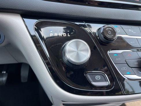 Used 2023 Chrysler Pacifica Touring-L image 14