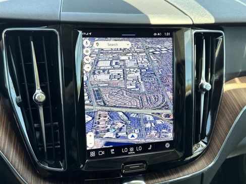 Used 2023 Volvo XC60 B5 Plus image 13