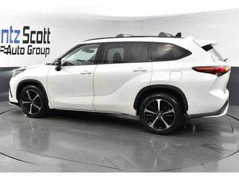 Used 2021 Toyota Highlander XSE AWD/4WD image 3
