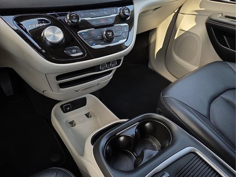 Used 2024 Chrysler Pacifica Touring-L FWD image 25