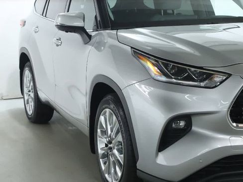 Used 2023 Toyota Highlander Limited image 8
