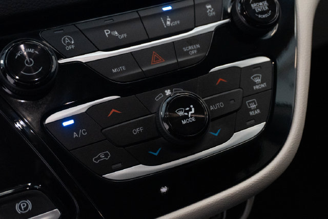 Used 2024 Chrysler Pacifica Touring-L FWD image 5