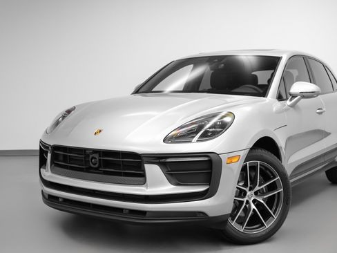 Certified 2025 Porsche Macan image 7