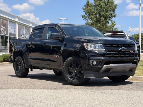 Used 2022 Chevrolet Colorado Z71 w/ Z71 Midnight Edition AWD/4WD image 2