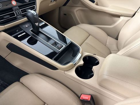 Certified 2022 Porsche Macan AWD/4WD image 31