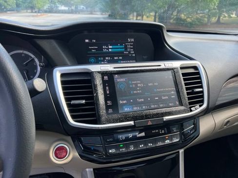 Used 2017 Honda Accord EX image 37
