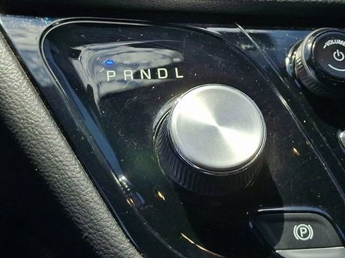 Used 2025 Chrysler Pacifica Limited FWD image 14