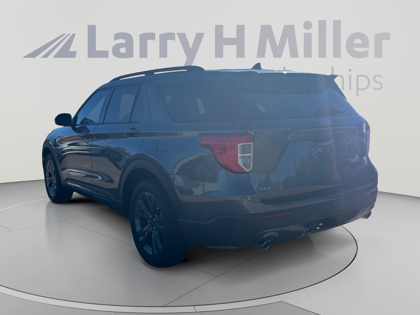 Used 2023 Ford Explorer XLT w/ Equipment Group 202A RWD image 3