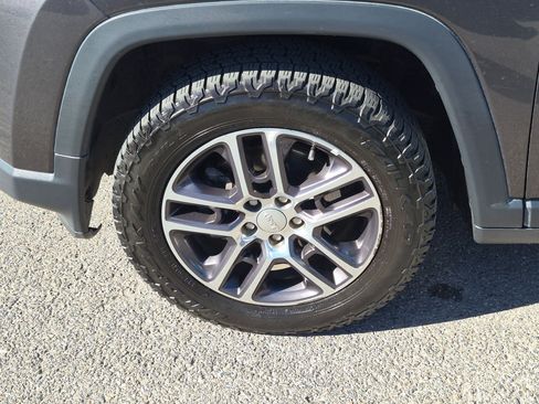 Used 2018 Jeep Compass Latitude w/ Popular Equipment Group AWD/4WD image 11