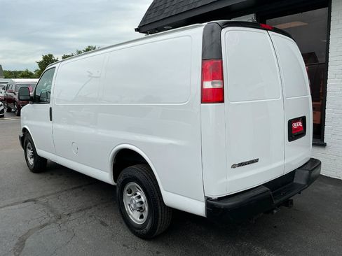 Used 2017 Chevrolet Express 3500 RWD image 5