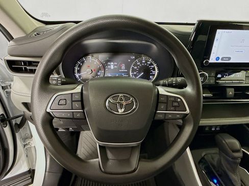 Certified 2023 Toyota Highlander L image 11