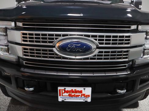 Used 2019 Ford F250 Platinum w/ Platinum Ultimate Package image 4