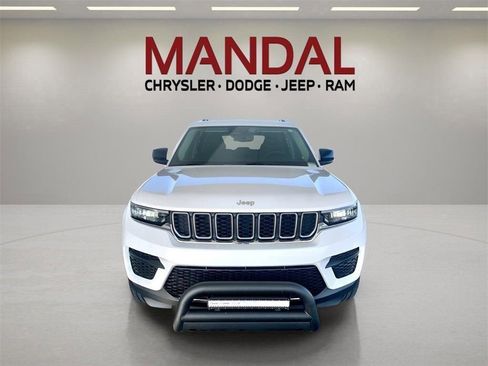 Used 2023 Jeep Grand Cherokee Laredo image 3